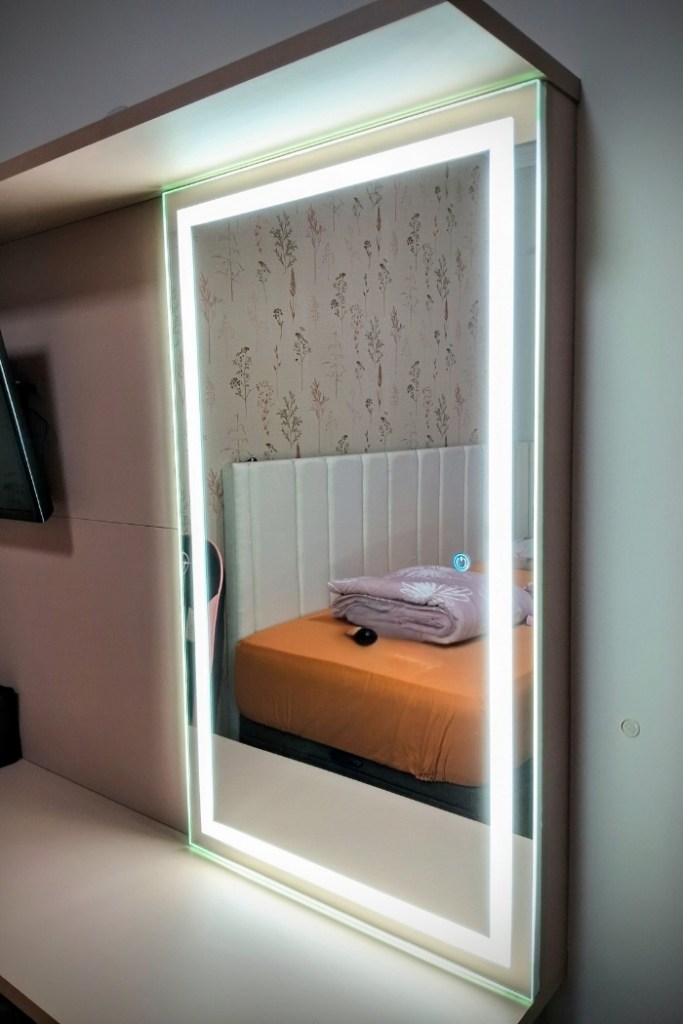 Espelho de corpo inteiro com LED de luz fria instalado em quarto contemporâneo.