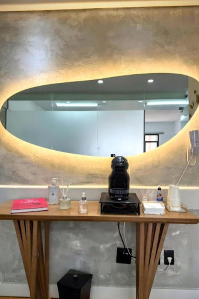 Espelho com LED orgânico decorativo com luz amarela em ambiente moderno em Sorocaba.