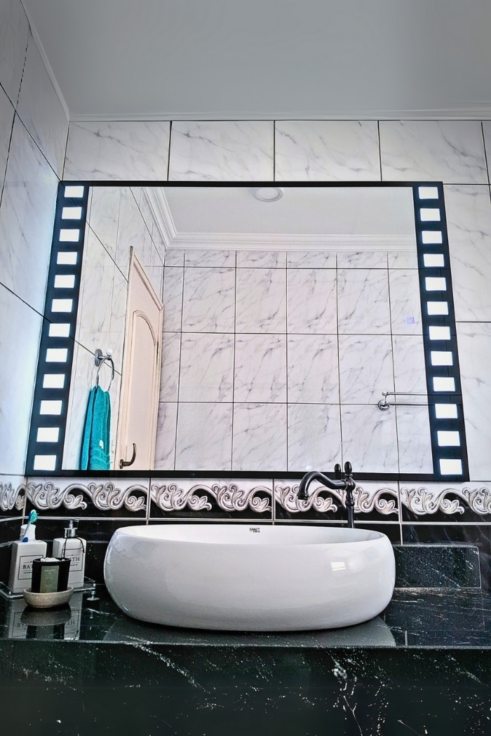 espelho led decorado faixas led laterais tipo filme banheiro moderno sorocaba